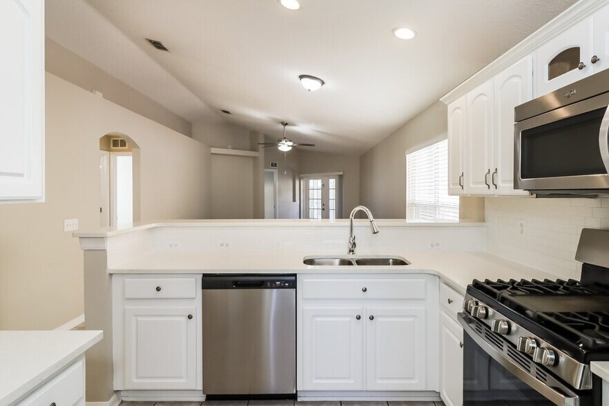 Building Photo - 8646 Persea Ct