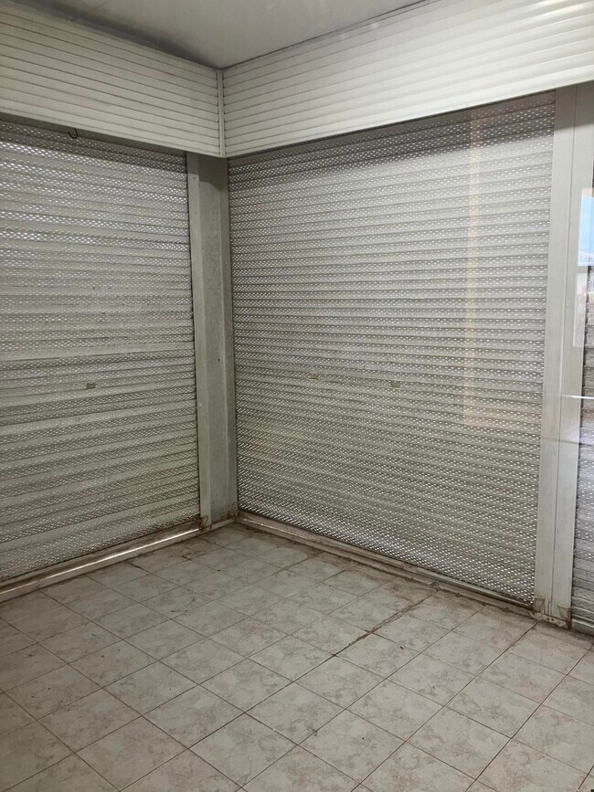 Building Photo - 5483 Cresthaven Blvd