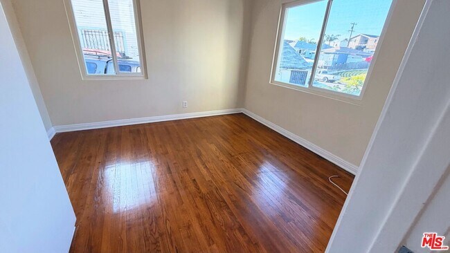 Building Photo - 626 E Fairview Blvd