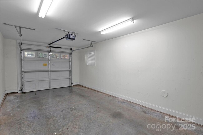 Building Photo - 1305 Summit Greenway Court