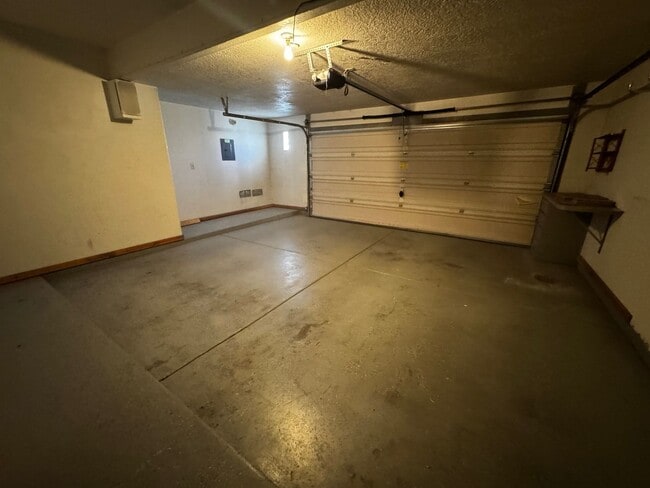 Building Photo - Beautiful townhome in a gated community.