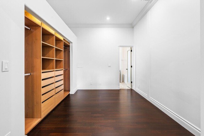 Building Photo - 1 18th Ave S