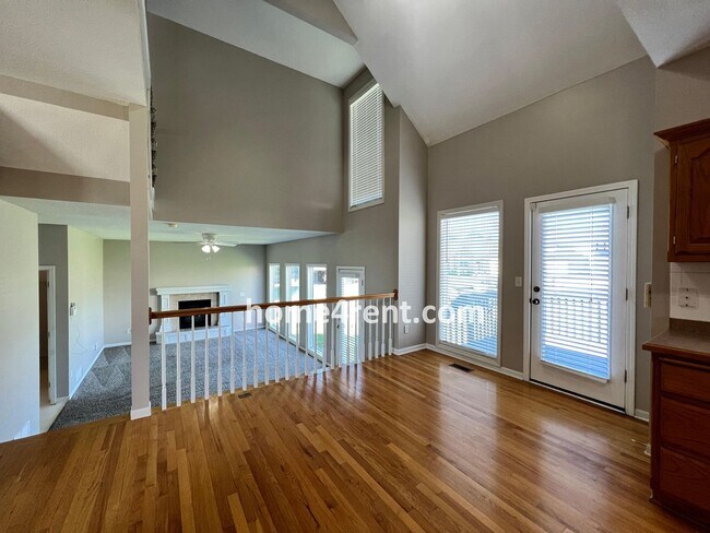 Building Photo - Wonderful Northland Home w/ Hardwood Floors and Plenty of Space!!