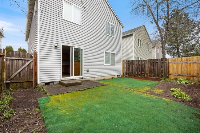 Building Photo - 4Bed/2.5 Bath available in SE Portland