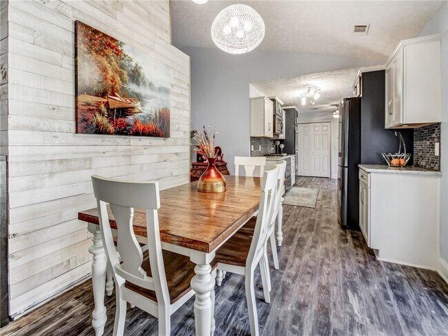 Building Photo - 3840 Forsythia Way
