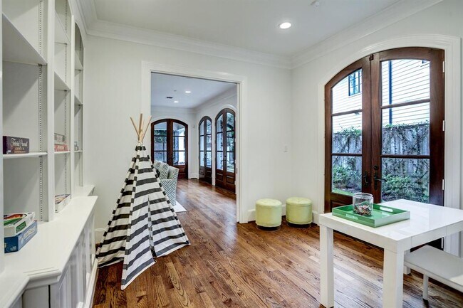 Building Photo - 2435 Stanmore Dr