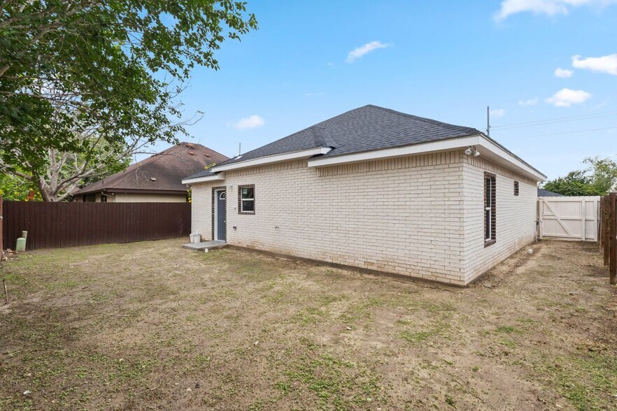 Building Photo - 907 S Diplomat Dr