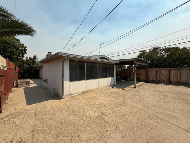 Building Photo - Centrally Located Single Story Updated Home