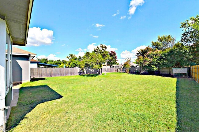 Building Photo - 904 Lantana Ln