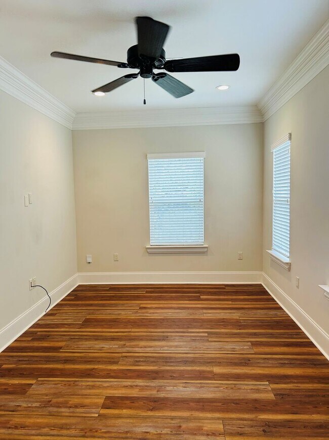 Building Photo - 220 Labarre Dr