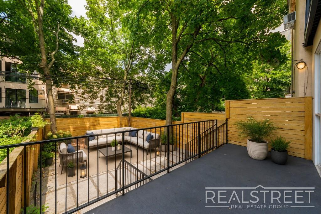 Building Photo - Three Bedroom Duplex w. Backyard.