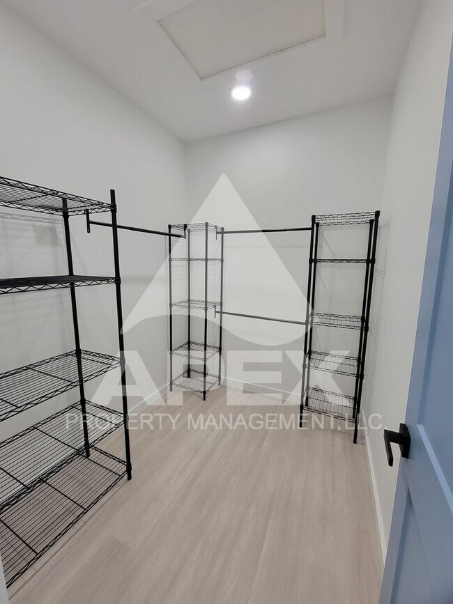 Building Photo - 3 Bd - 2 Ba Single family home mins from D...