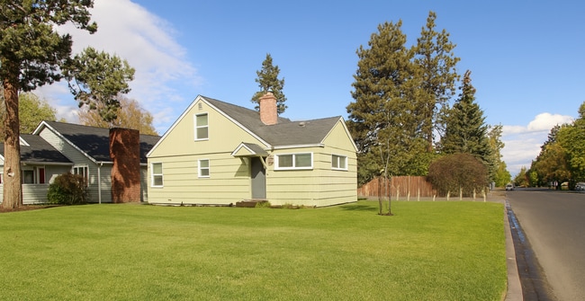 Building Photo - Charming Bend Home with Spacious Bonus Roo...