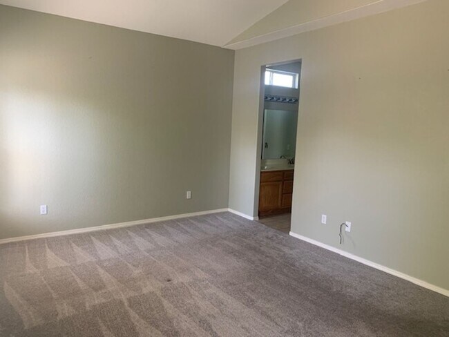 Building Photo - 3 Bedroom, 2 Bath Home with attached 3 car...