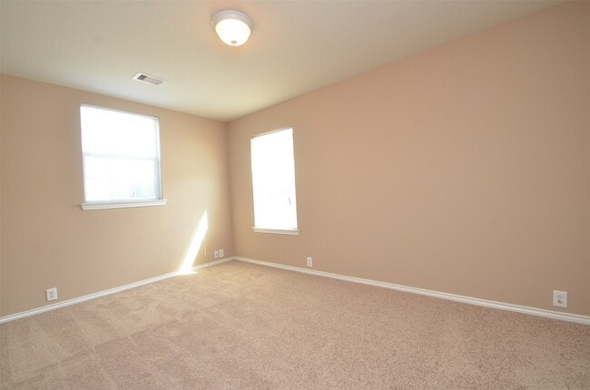 Building Photo - 915 Butterfly Ln