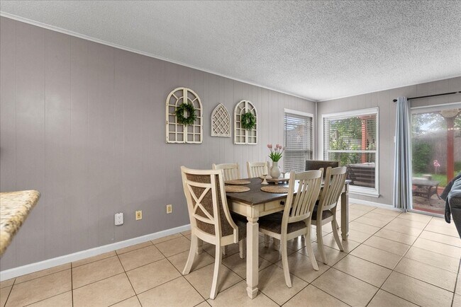 Building Photo - 883 Silverpines Rd