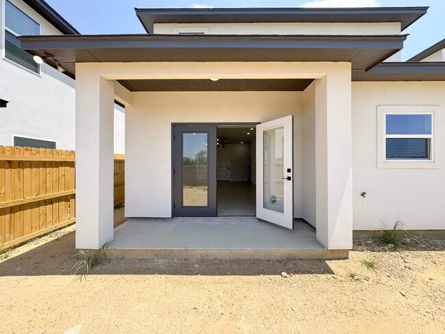 Building Photo - 530 Silvana Dr