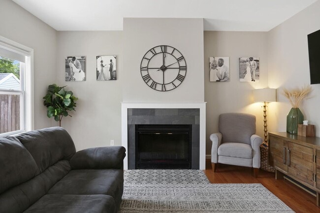 Building Photo - New Rental! 3 Bed, 2 Bath, 2 Car Garage, F...