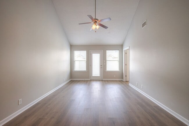 Building Photo - 911 Dahlia Dr