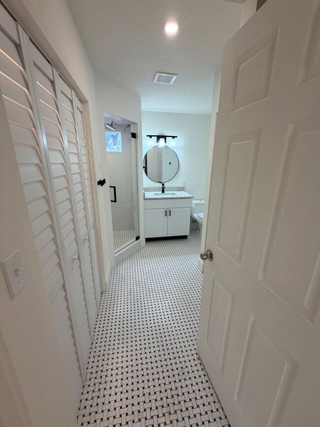 Building Photo - 831 Floral Dr