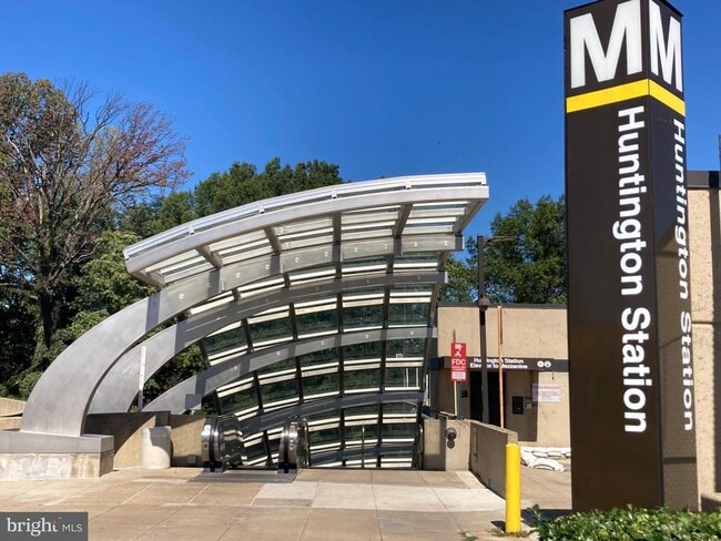 Building Photo - 5902 Mt Eagle Dr