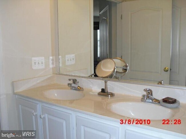 Building Photo - 5800 Clipper Ln