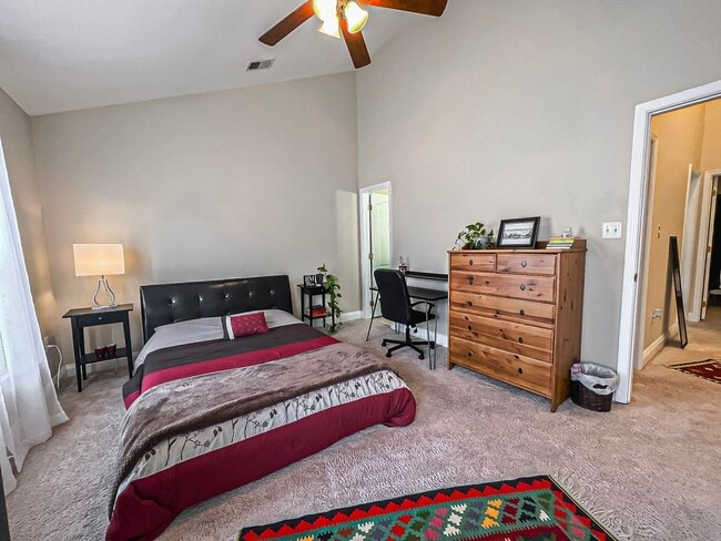 Building Photo - Lovely Tri-Level 3 Bedroom 2 Bathroom And ...