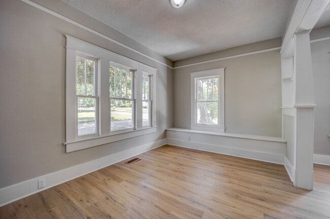 Building Photo - Freshly Updated 2 Bedroom House