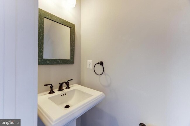 Building Photo - 44752 Tiverton Sq