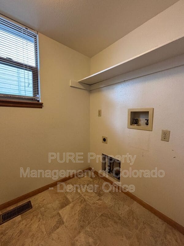 Building Photo - 9996 Spring Hill Ln