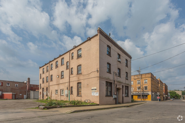 Primary Photo - 150 Pitt St