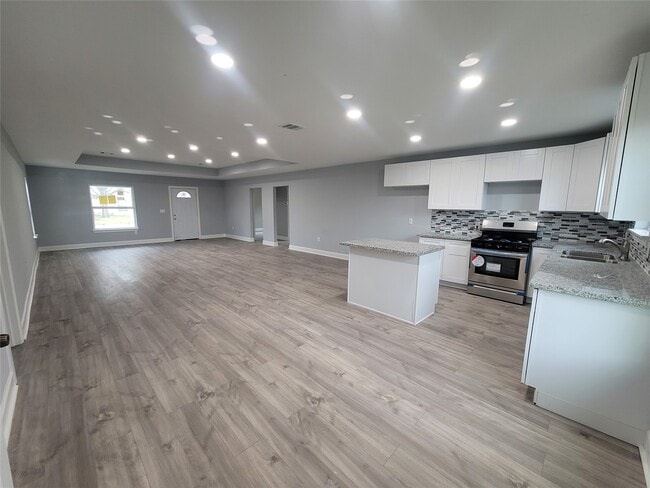 Building Photo - 4859 Bellnole Dr