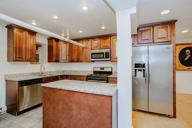 Building Photo - 622 W Briar Pl