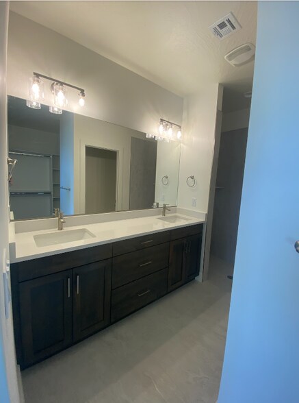 Building Photo - 1541 W 470 N