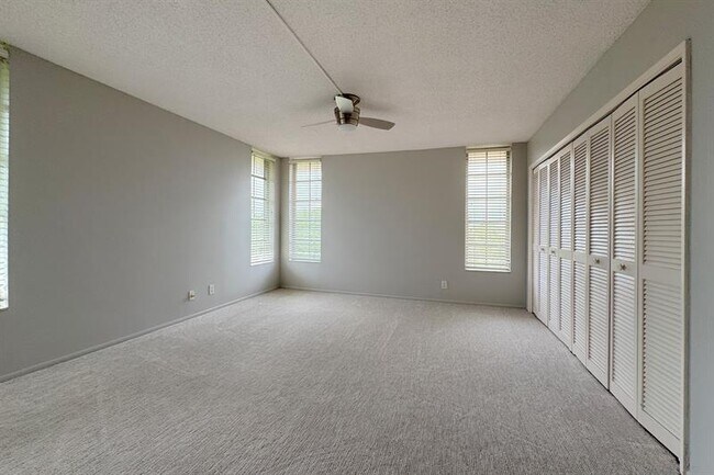 Building Photo - 3051 S Palm Aire Dr