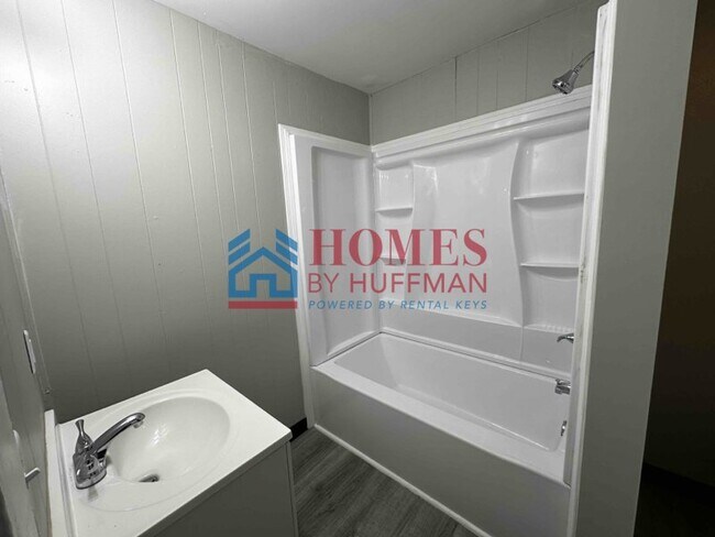 Building Photo - One Bedroom Upstairs Duplex | Move in Special