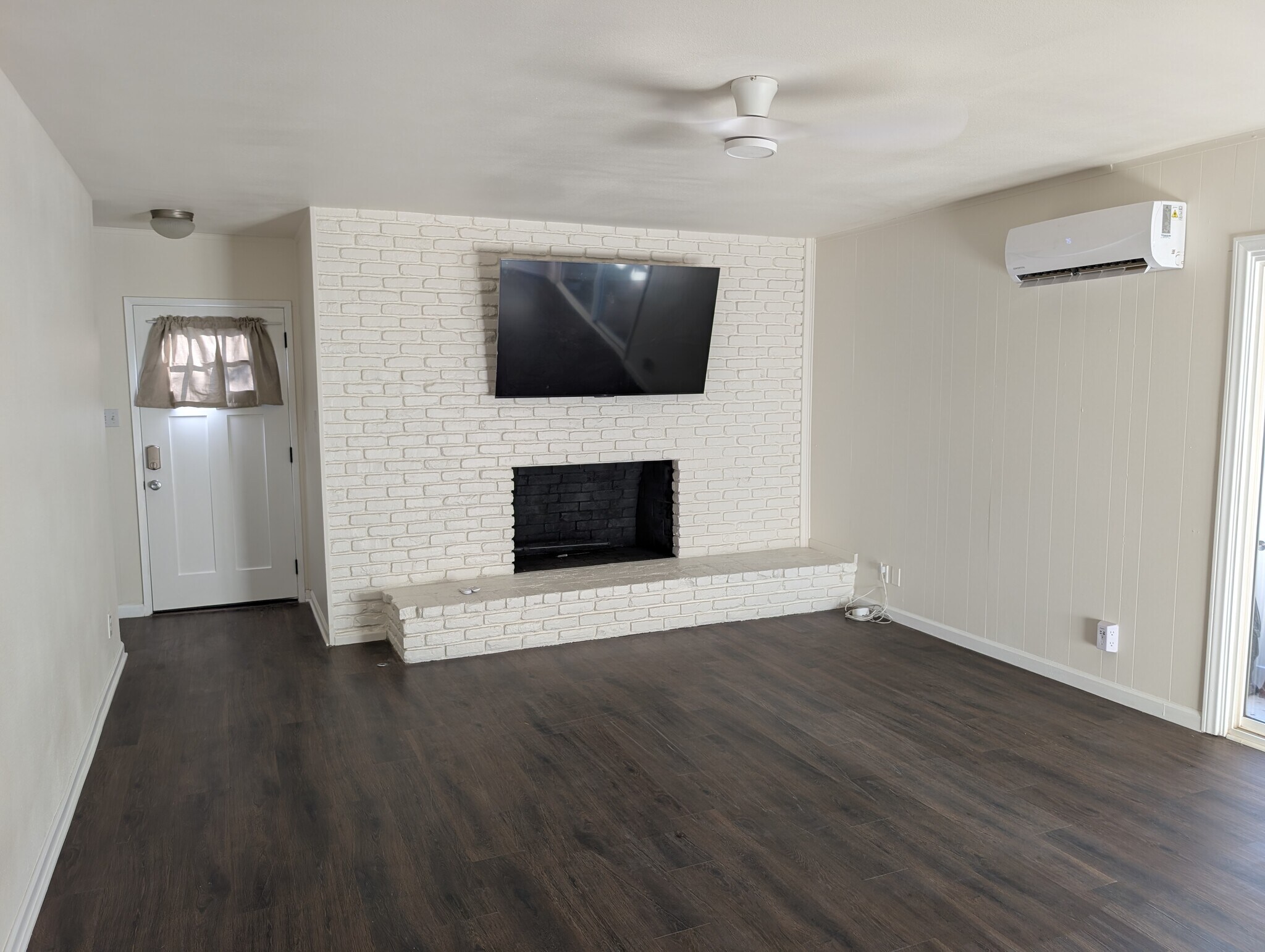 Unit B - Great Room - 5011 Stacy St