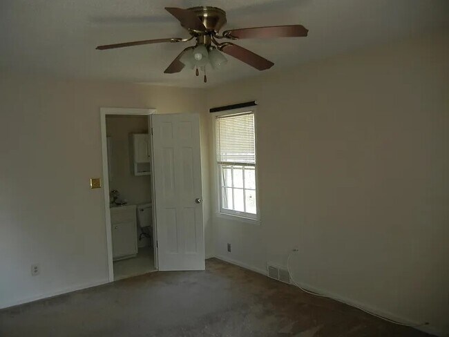 Building Photo - 818 W Santa Fe Trail