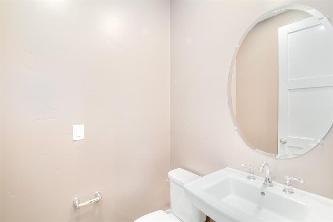 Building Photo - NEWER HOME -4 BED, 3.5 BATHS, 2 CAR GARAGE DOWNTOWN LIVING