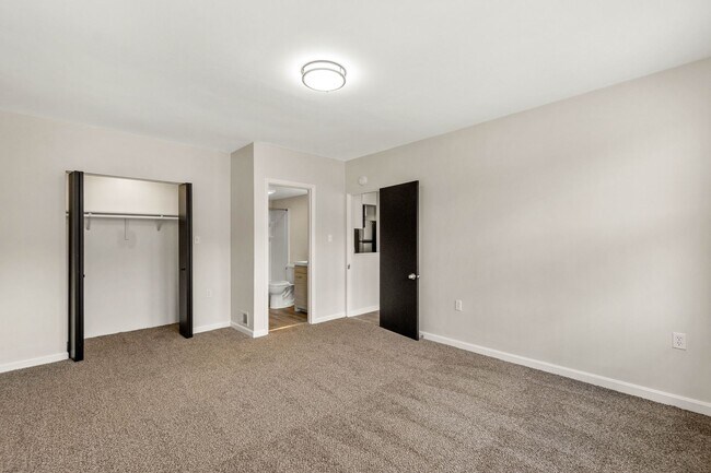 Building Photo - 644-650 Center Ave.