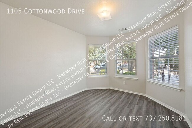 Building Photo - 1105 W Cottonwood Dr