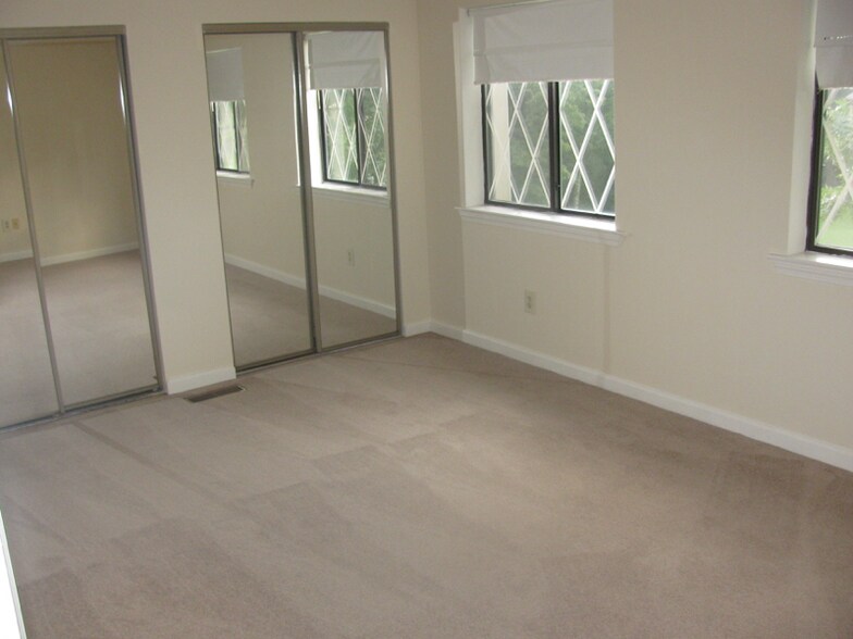 Building Photo - 5 Burberry Ct