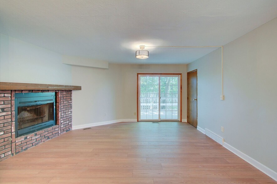Building Photo - 1655 Southbend Dr