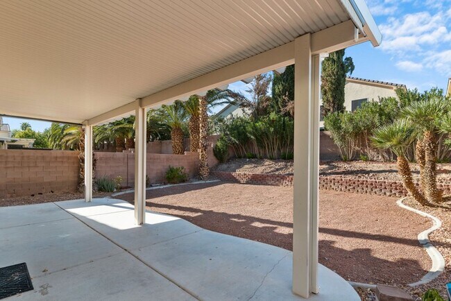 Building Photo - Beautiful 4 Bed 2.5 Bath Vaulted Ceilings,...