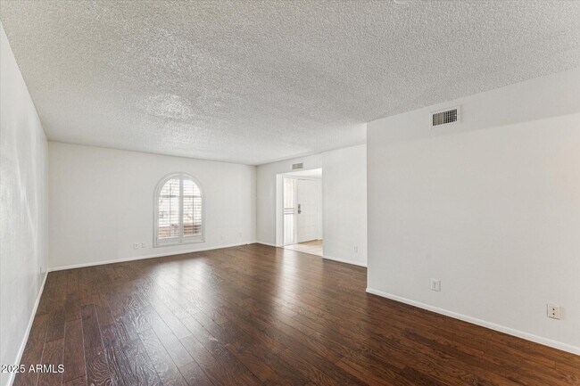 Building Photo - 516 N Hobson Plaza