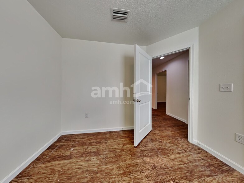 Building Photo - 3325 Bradley Creek Pky