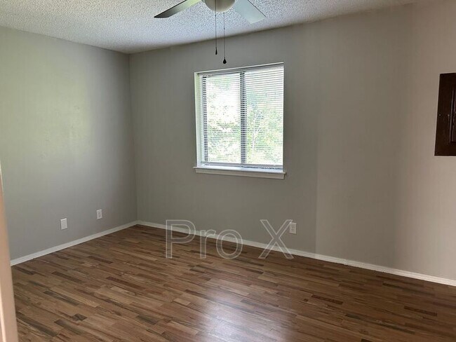 Building Photo - 1045 S Happy Hollow Rd