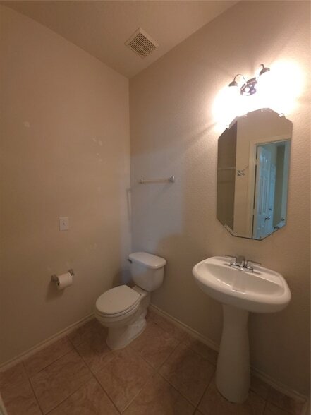 Building Photo - 3027 Providence Oak St