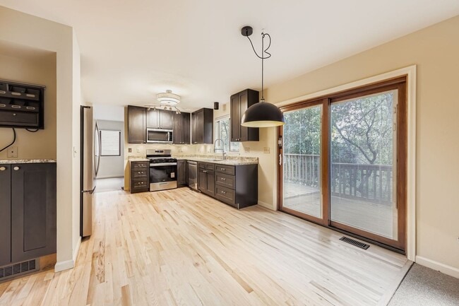 Building Photo - 4854 Franklin Dr