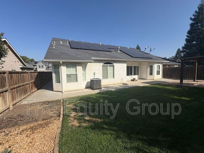 Building Photo - 6227 W Oak Ave